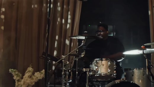 2 years ago Ariana Grande released Honeymoon Avenue (live from London) .𖥔 ݁ ˖ | Hansky