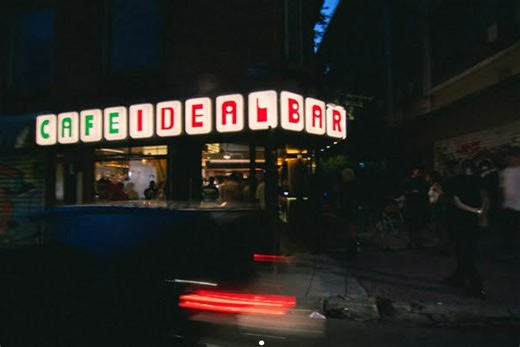 Not in Athens, αλλά πιο Αθήνα δεν γίνεται: Γιατί όλοι μιλάνε για το Μπαρ Ideal