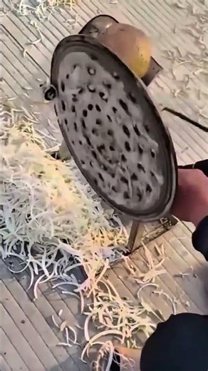 Shredding Cabbage Quickly Using a Rotating Vegetable Grater Wheel #tools #shredded #popular