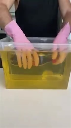 Coke and Mentos in oil looks insane – you have to see this