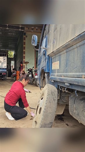 Handling a Fallen Truck Wheel: A DIY Repair Guide