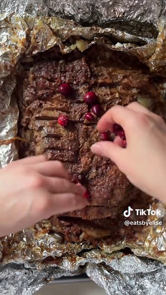 CRANBERRY MUSTARD BRISKET - find the full recipe on my blog #christmasrecipes #christmasdinner #cranberrymustardbrisket #brisket