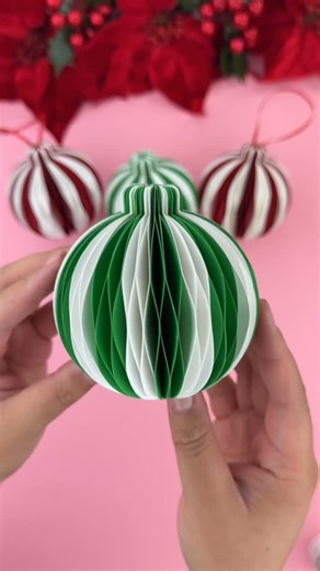 Judy on Instagram: "I love these stripey honeycomb ornament baubles! Make them in any color that you want to match your holiday decorating theme 🌲🎄✨ These honeycomb round ornament baubles are 3.5” in diameter and I personally use 20 pieces of each color for my honeycomb. Why? I don’t love it when the honeycomb is stretched out too much, so by using more pieces, it has more of a relaxed look and there’s so much more detail to it. It’s easy to make from there - just alternate colors and follow t