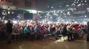 Tausende singen „Als ich fortging“ von der CD „Adagio“. Da ist auch "Wie ein Fischlein unterm Eis"drauf und weitere 16 wunderbare Lieder. Handsigniert! ❤ www.dirk-michaelis.com/shop #dirkmichaelis #alsichfortging_dirkmichaelis #rocklegenden #tour #live | Dirk Michaelis