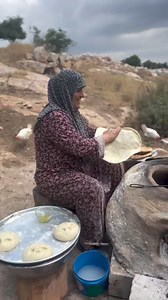 21K views · 890 reactions | Khobz ou “khubz” são os termos gerais em língua árabe para designar qualquer tipo de pão. O nome parece ter origem numa antiga palavra grega com o significado de sólido... | Olhar ao Mundo Árabe | Facebook