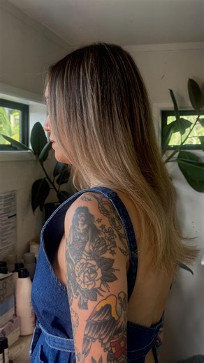 ✨ Weft-Tape Maintenance 101 ✨ If you’re loving your new weft-tape extensions and want to keep them flawless, here’s the timing you need to know. ⏱️ Lifting Schedule Your weft-tapes should be lifted every 6–8 weeks to keep them sitting flat, seamless and healthy in the hair. Some clients may need a little sooner — around 5–6 weeks — depending on placement and hair growth. What influences your timing? ✨ Hair growth rate — fast growers come in closer to 6 weeks ✨ Front/side placement — the finer th