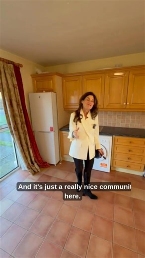 No. 28 Whitepoint Moorings, Whitepoint, Cobh, Co. Cork Guide Price: €390,000 A bright 3-bedroom end-of-terrace home enjoying superb sea views, located in a secure and well-maintained gated development. Features include a private driveway, south-facing garden, communal parking, and a convenient location within walking distance of Cobh town and the train station, ideal coastal living in a welcoming community. 📩 To arrange a viewing, contact info@johannamurphy.com or call 086 262 6026. | Johanna M