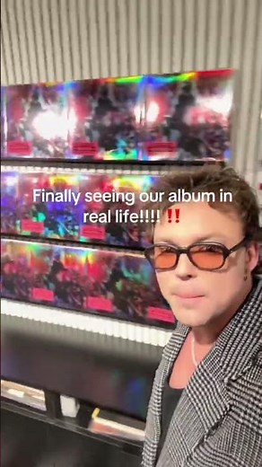 5SOS Ashton: the feeling of seeing your album in real life ..