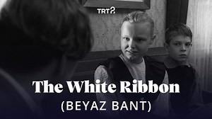 Altın Palmiye ödüllü film, Birinci Dünya Savaşı öncesindeki Almanya’nın toplumsal temellerini, bir köyün sosyal dengeleri üzerinden yansıtıyor. Michael Haneke'nin yönettiği “The White Ribbon” (Beyaz Bant), bu akşam 21.30’da TRT 2’de. 🎞️ #TRT2Filmleri | TRT 2