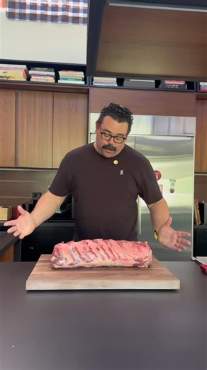 Alberto Morel on Instagram: "Hoy les mostramos cómo podemos despiezar un Ribeye. 😎 En los siguientes videos les mostraremos 3 deliciosos platos que podemos hacer con estas piezas. 🤌🏻 y recuerden que lo mejor de cocinar, es comer 🍽️ #albertomorel #gorditoperoenforma #ribeye #carne"