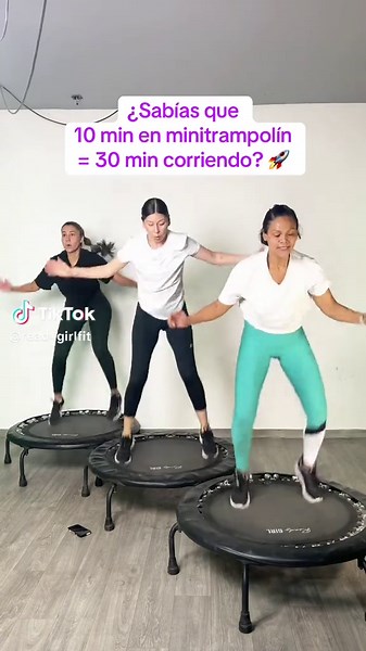 ¿Sabías que 10 min en mini trampolín = 30 min corriendo? 🚀 Saltar en trampolín activa más músculos, protege tus articulaciones y acelera la quema de calorías. Además, estimula el sistema linfático, ayudando a eliminar toxinas y mejorar tu salud. ¡Menos impacto, más resultados! ¿Te animas a probarlo? #MiniTrampolín #EjercicioEficiente #SaltaParaEstarFit#jumping #rebound #jumpingfitness #minitrampolinefitness