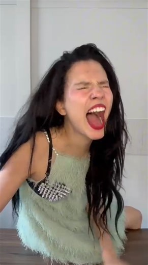 Eu pedi pra Juju dos Teclados levar só o básico pro show da Gaga, e ela, como boa funcionária, obedeceu 🗣️ Apenas o essencial, meninas... 💅 Continuem ligados nas redes sociais do @multishow e do @globoplay para acompanhar a saga da Juju no show da #LadyGagaNoMultishow ✨ | Multishow