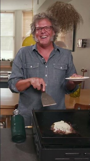Burger Scholar George Motz makes a New Mexico Style Green Chile Cheeseburger 🍔🥵