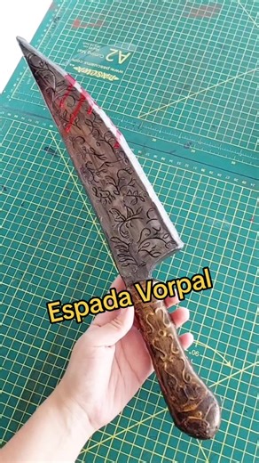 Cómo hacer una Espada Vorpal para Cosplay de Alicia en el País de las Maravillas