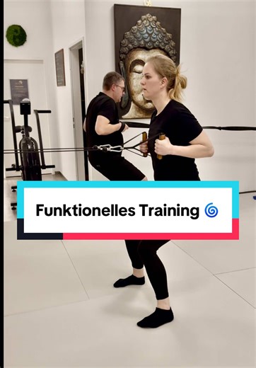 Funktionales Training ist kein Trend. Es ist die Grundlage für einen starken, belastbaren und alltagstauglichen Körper. Wenn wir im Alltag wirklich in Funktion kommen wollen, braucht es mehr als isolierte Kraftübungen. Entscheidend ist, dass wir lernen, unsere Körpermitte ohne äußere Stabilisierung immer wieder neu zu zentrieren. Nur so entstehen klare Kraftlinien. Nur so kann Kraft effizient durch den gesamten Körper fließen. Funktion bedeutet: heben, tragen, drehen, gehen, beschleunigen – stab