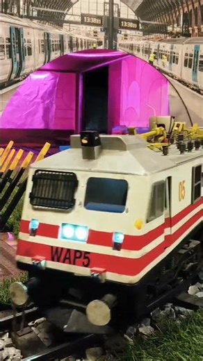 Vvip treatment -food from train||unique method to serve food||