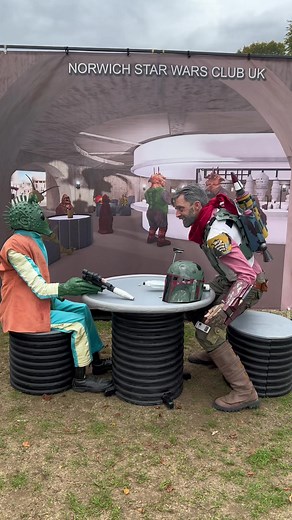 #starwars #cobbvanth #themandalorian #greedo #speeddating #disney #comiccon #cosplay #cosplayer #star #wars #bobafett #star #wars #mando #mandolorian #hanshotfirst