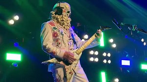 469K views · 19K reactions | Limp Bizkit hace cover de rage against the machine killing in the name. No tenemos los derechos de la música. #arreslaslocas | Somos Radiales | Facebook