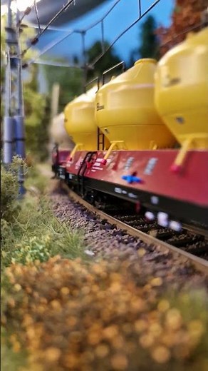 H0 Modelleisenbahn - ÖBB 2070 mit Zementwagen Güterzug