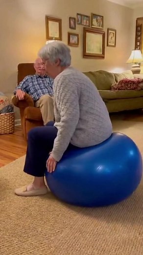 Lady pops the balloon | Andrew Lincoln TV