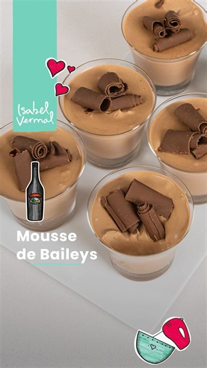 Isabel Vermal on Instagram: "Mousse de chocolate con leche y Baileys en vasos: cremosa, elegante y bien golosa. Textura sedosa, sabor equilibrado entre el whisky, la crema y el chocolate. Para servir en copas con rulos de chocolate. Mousse de chocolate con leche y Baileys en vasos Preparaciones Crema inglesa (base) Ingredientes 2 uni Huevos (separados en claras y yemas) — usar solo las yemas (reservar claras) 15 gr Azúcar blanca común 150 ml Crema de leche (para batir) / nata Base de chocolate y