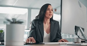 「業績や取引のためにオフィスのデスクでビジネスマンとボーナス、コンピュータ、拳ポンプ。マイルストーンの目標を達成するために、職場でワクワクする企業の従業員を獲得し、成功し、目標を定め、勝利を収める」の動画素材（ロイヤリティフリー）3770040167 | Shutterstock