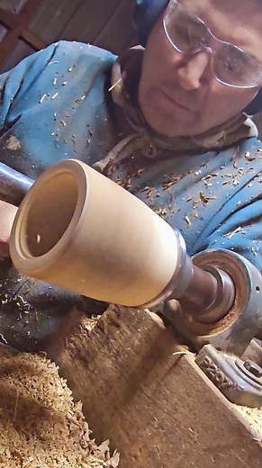 A esto le llamo tornear madera. Este proceso, que combina habilidad, paciencia y creatividad, transforma un simple trozo de madera en una obra de arte. Al tornear, se utiliza una herramienta que gira la madera a alta velocidad, permitiendo al artesano esculpir formas elegantes y suaves. La viruta de madera vuela mientras la herramienta corta, dejando a su paso una superficie pulida y brillante que revela la belleza natural del material. El tornear madera no es solo un oficio; es una forma de exp