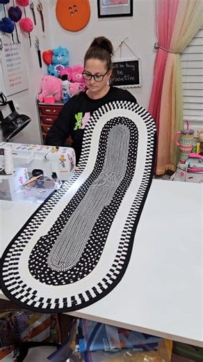 Loving this black and white custom Jelly-Roll Rug table runner! 🖤🤍🖤🤍🖤 Size: 20.5 x 60 inches 40 strips with a 42-inch start My Price: $200 (additional sizes/pricing are available on my website at www.uniquelymateo.com) Fabric: I cut my own strips for this rug with a variety of fabric from my personal stash. Pattern: Jelly-Roll Rug by RJ Designs The foot I am using is a walking foot. It's not required to sew a Jelly-Roll Rug, but I find it to be helpful. I teach virtual self paced Jelly-Roll