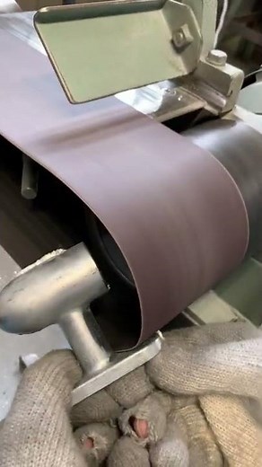 鋳造したダイキャスト製品(特殊車両部品)のパーティングライン(金型の合わせ面)を研磨で消す作業