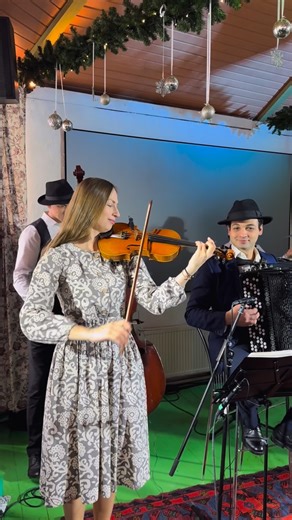 Moscow Klezmer Band on Instagram: "С наступающим Новым годом!!! 🎄🥨❄️ В лесу родилась Ёлочка и молдавская, румынская фольклорная мелодия 🎻 Happy New Year!!! 🎄🥨❄️ A Christmas tree and a Moldovan and Romanian folk melody were born in the forest 🎻 ⚜️⚜️⚜️ La mulți ani!!! 🎄🥨❄️ În pădure s-au născut un brad de Crăciun și o melodie populară moldovenească și românească Frohes Neues Jahr!!! 🎄🥨❄️ Im Wald entstanden ein Weihnachtsbaum und eine moldawische und rumänische Volksmelodie 🎻 Bonne année