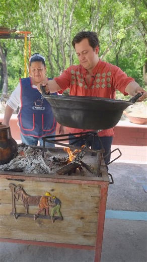 Calixto Serna - Mexico cooking club on Instagram: "Cabrito en Salsa 🐐🌶️ se te antojó? Un guiso típico Regio. Vine a Allende, en Nuevo León, con Lula Castillo, una cocinera tradicional que me enseñó este y más guisos norteños. El video completo de los fogones del norte ya está en mi canal 📺▶️ no te lo pierdas! Ya estamos a pocos días de que el libro de cocina nómada esté disponible. #recetas #food #nuevoLeon"