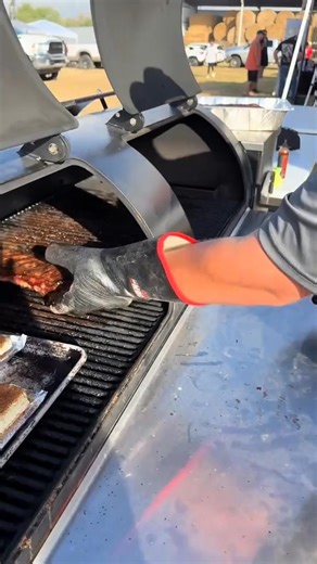 🔥Stop Burning Your Hands While Cooking or Grilling!🔥 Protect your hands and forearms with heat-resistant BBQ gloves designed for serious cooking. The extra-long cuffs provide maximum coverage, while magnetic safety clips keep your gloves within reach at all times — whether you’re grilling, frying, or baking. ✅ Heat-resistant protection ✅ Extra-long forearm coverage ✅ Magnetic clips for easy access 👉 SHOP NOW https://magnechef.com/products/freedom-bbq-gloves-14-cuffs-with-magnetic-safety-clips