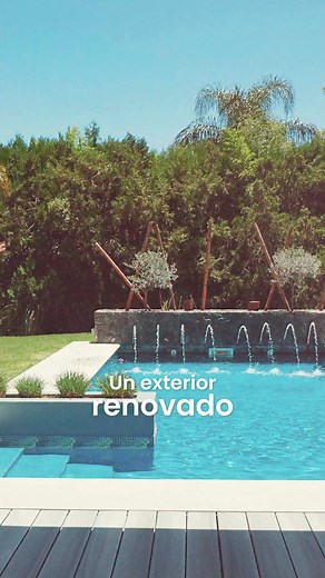 Transformar tus espacios no es solo sumar metros: es crear escenarios que se disfruten todos los días. Así lo hicimos en esta casa de San Isidro, donde nuestra arquitecta presenta un proyecto pensado para conectar la vivienda con el exterior a través de dos galerías que conviven, se complementan y elevan por completo la experiencia del hogar 🌿 🤩 Espacios que integran interior y naturaleza, unifican recorridos y se disfrutan tanto en una comida familiar como en una tarde de verano junto a la pi