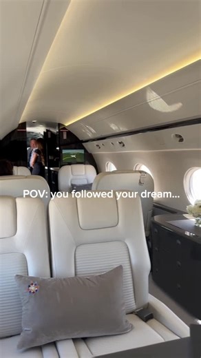 CARL RAY MAKEUP ARTIST on Instagram: "A makeup artists office is everywhere! ✈️🌎💫"