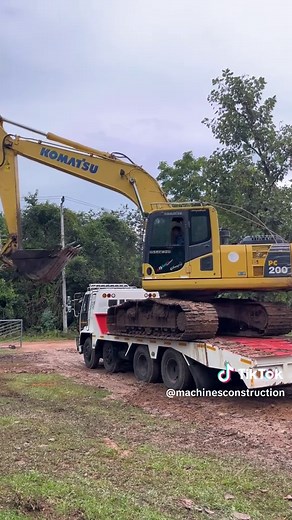 ISUZU FVM260 Loading KOMATSU PC200-8M0