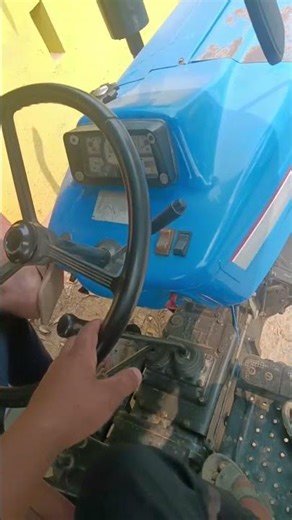 tractor kaise chalaye 🤣😂#funnyexpression #ytshorts #comedy