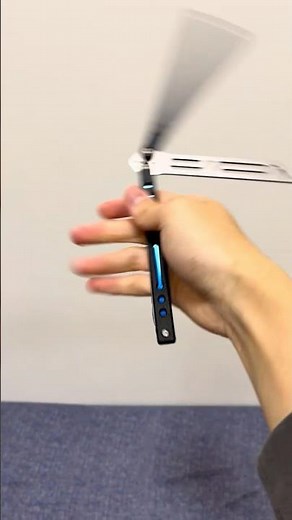 How to open a butterfly knife / balisong. Basic opening and closing. #butterflyknife #balisongknife