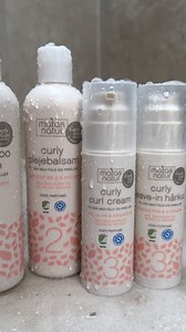 📣 Kalder alle krøltoppe! 📣 Vi har nemlig rigtig gode nyheder 😍 Matas Natur Curly Girl er en ny, parfumefri serie, der er baseret på 90% naturligt indhold – og giver100% naturlige krøller 👩‍🦱 Hvis du ikke har prøvet Curly Girl-metoden endnu, kan den altså VIRKELIG anbefales (og yes, det her er skrevet af en vaskeægte krøltop ➰☺️) Find hele den nye serie lige her 👉 http://spr.ly/6181n70LH | Matas