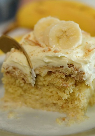 Let you show you the best TRES LECHES BANANA PUDDING CAKE a dreamy fusion of two delicious desserts: the moist, milky richness of tres leches cake and the creamy, nostalgic flavor of banana pudding. This recipe is perfect for this time of year or whenever you want to impress your family and friends with something truly special! so I hope you give this recipe a try and enjoy it just as much as we do! ♥️ Ingredients: 1 ripe banana 1 yellow cake mix along with its ingredients 1 tsp Mexican vanilla