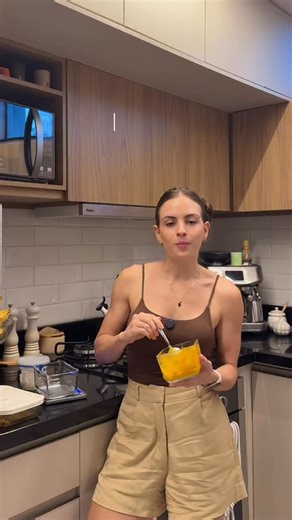Yasmin Fernandes on Instagram: "Jantar em menos de 15 minutos 🫴🏻 Pro escondidinho, usei: 200g de purê de abóbora 100g de frango desfiado 20g de requeijão light 5g de queijo parmesão ralado O molho ficou muito bom, mas eu fiz no olhômetro! Usei iogurte grego, mostarda, água, mel e adoçante. Se quiserem a receita, me falem que eu gravo depois detalhadinho. A refeição toda, incluindo a saladinha com o molhinho, ficou com aproximadamente: - 318 kcal - 38.4g de proteína - 29.1g de carboidrato - 6.9