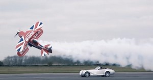 Un Morgan Aero 8, un avión acrobático y mucho humo