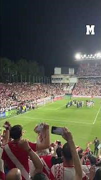 Ilias coge la bandera de Palestina de la grada, la pone en el césped del Estadio de Vallecas I MARCA