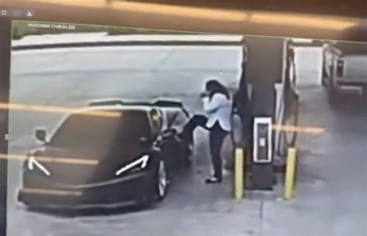 TX Woman Kicks C8 Corvette Z06 During Confrontation: Video