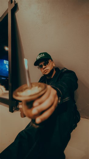 REDIMI2 on Instagram: "Ya salió Épico!!! vayan a escucharlo en su plataforma, y me dejan saber cuáles son sus favoritas en los comentarios. #redimi2épico #mc1615 #épico"