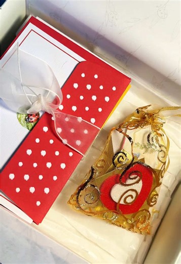 💌 ¡Te presentamos nuestra primera caja! Incluye 15 tarjetas variadas con sobre, stickers y diseños para cumpleaños, agradecimientos y diferentes ocasiones ✨ Todo listo para regalar detalles que enamoran y coleccionar momentos especiales 💖 #Ladybug #TarjetasCreativas #RegalosConAmor #Stickers #PapeleríaBonita