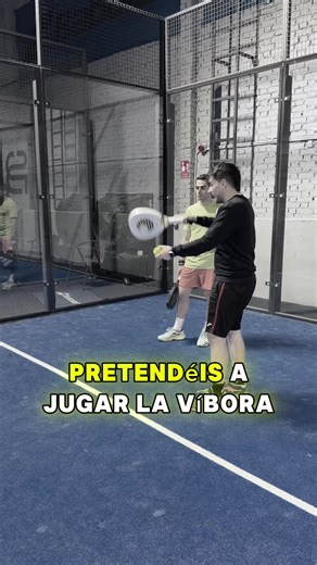 🚨 Error garrafal en la víbora que te está haciendo perder puntos. Si tu víbora se queda corta, flotada y fácil… no es mala suerte. ❌ Estás cometiendo esto: jugarla de arriba hacia abajo. Resultado inmediato: ⚠️ La bola se queda corta ⚠️ Se levanta demasiado ⚠️ Tu rival entra cómodo ⚠️ Te ataca con una bandeja o remate hacia abajo ⚠️ Pierdes la red en 2 segundos ✅ La víbora buena NO cae… patina. 👉 Tienes que jugarla más: ✔️ lineal ✔️ larga ✔️ deslizando hacia delante ✔️ buscando el rincón para 