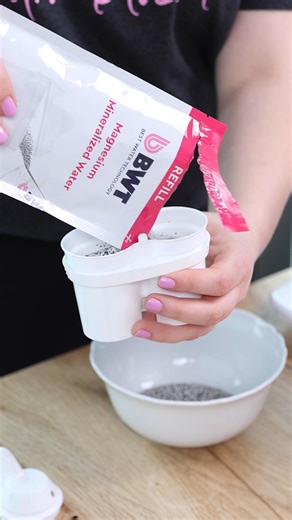 Wiecie już, że w BWT Refill nie wymienia się całego filtra, tylko sam granulat. Teraz pokażemy Wam, jak to zrobić krok po kroku – szybko, prosto i bez problemu. ✨ Kilka minut ✨ Zero marnowania plastiku ✨ Maksimum wygody i eko podejścia 👉 Łapcie instrukcję i korzystajcie! Bo nowoczesna filtracja może być naprawdę łatwa 💙🌿 #bwtpolska #bwtrefill #MineralizowanaMagnezemwodaBWT #filtrdzbankowy | BWT Polska - Best Water Technology