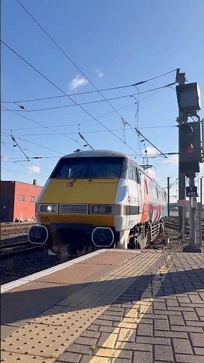 LNER Intercity 91105 ‘National Railway Museum’ in “50th Anniversary” arriving into Newcastle