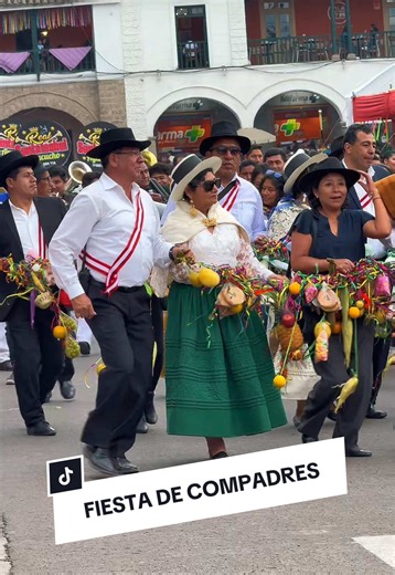 Compadres: fiesta de gratitud, unión y memoria andina. En Ayacucho, la celebración de Compadres no es solo una fiesta: es un acto de agradecimiento a la Pachamama, una expresión de fraternidad y de encuentro colectivo. Se baila en ronda, se comparte sin distinción y el killi se convierte en el símbolo que une a todos en un mismo sentir, celebrando los primeros frutos y la armonía con la tierra. Así se vive una tradición que sigue enseñándonos a agradecer, a unirnos y a celebrar como comunidad. #