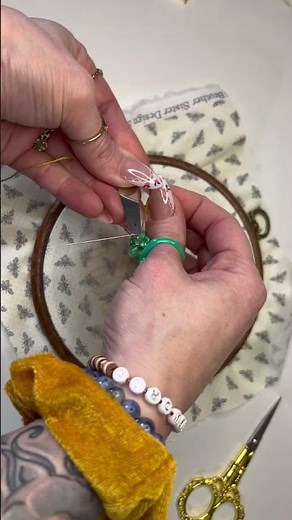 How to use a Needle Threader #embroidery #howtoembroider #threadart